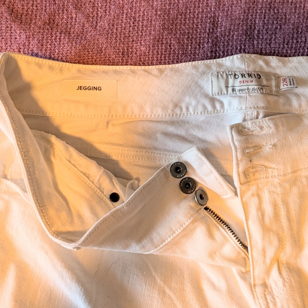 Torrid Mid-Rise White Jegging